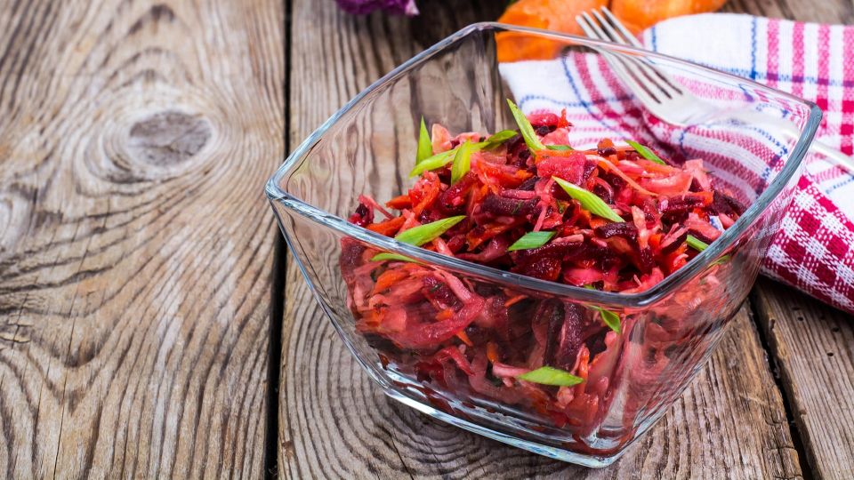 Нежный салат из свеклы и пекинской капусты: такой вкусноты вы точно еще не пробовали Нежный салат из свеклы и пекинской капусты: такой вкусноты вы точно еще не пробовали