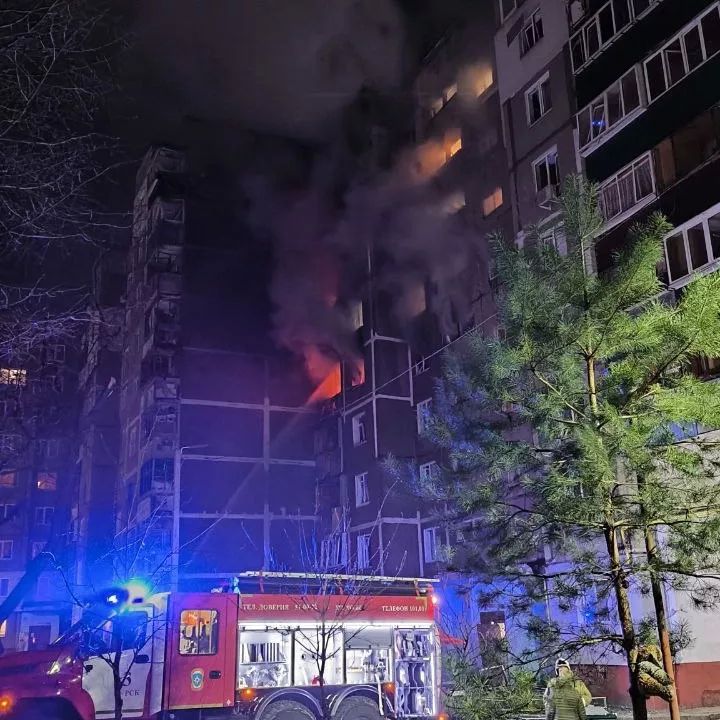 Массированная атака на Курск в ночь на 15 апреля, горят дома и станция скорой помощи: есть погибшие и пострадавшие — что известно к этому часу