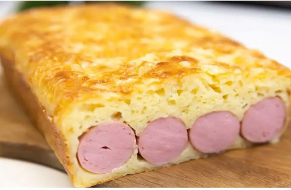 Пирог с сосисками и картофельным пюре — вкуснятина к обеду: домашние сметут все за 3 минуты