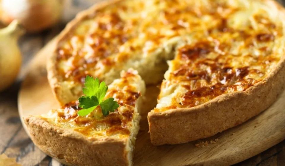 Луковый пирог: простой рецепт, который покорит ваше сердце