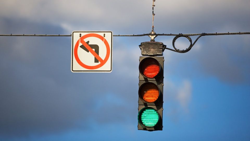 Можно выдохнуть: юрист раскрыл всю правду о штрафах за проезд на желтый