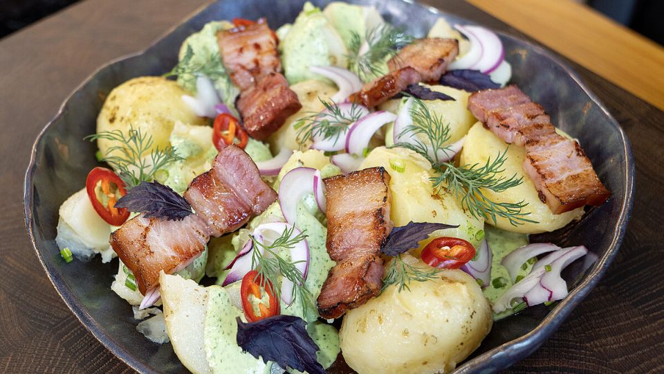 Вкусный и сытный ужин: картофель с грудинкой и ароматным соусом