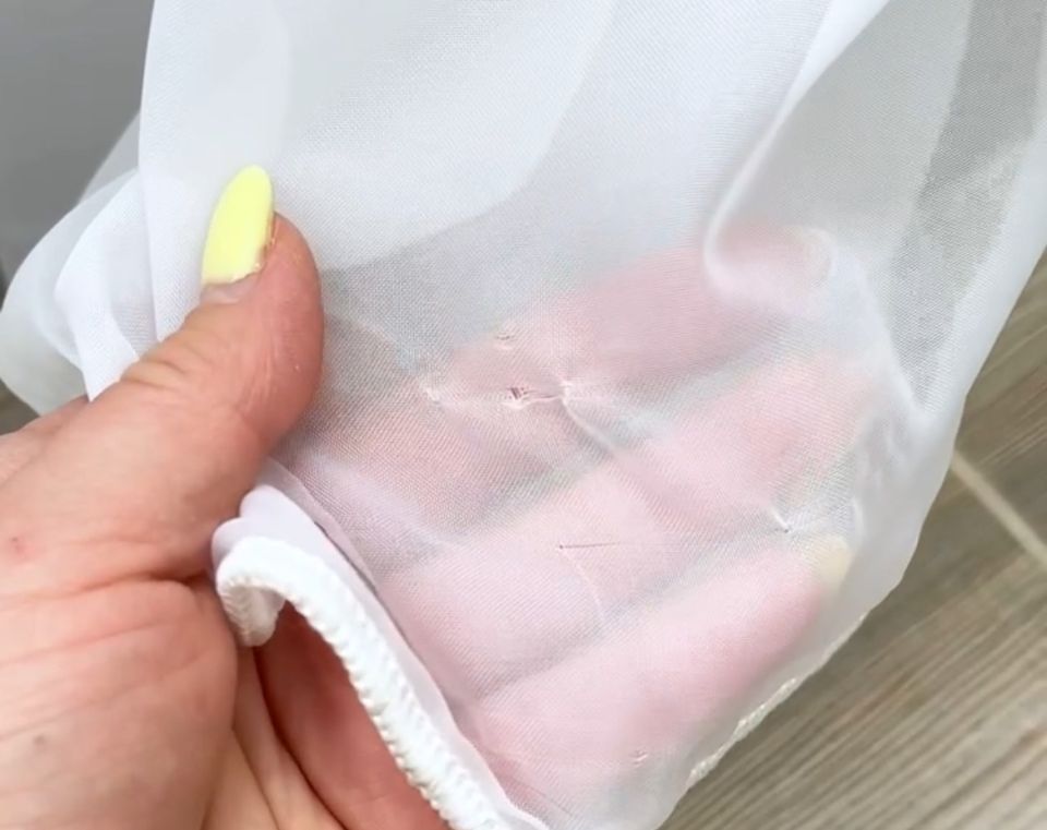 Как быстро избавиться от затяжек на тюле: секрет с монеткой