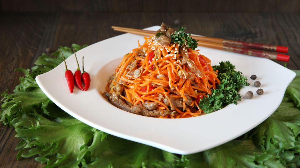 Оливье и «шуба» останутся без внимания: этот пикантный салат сметут со стола за минуту