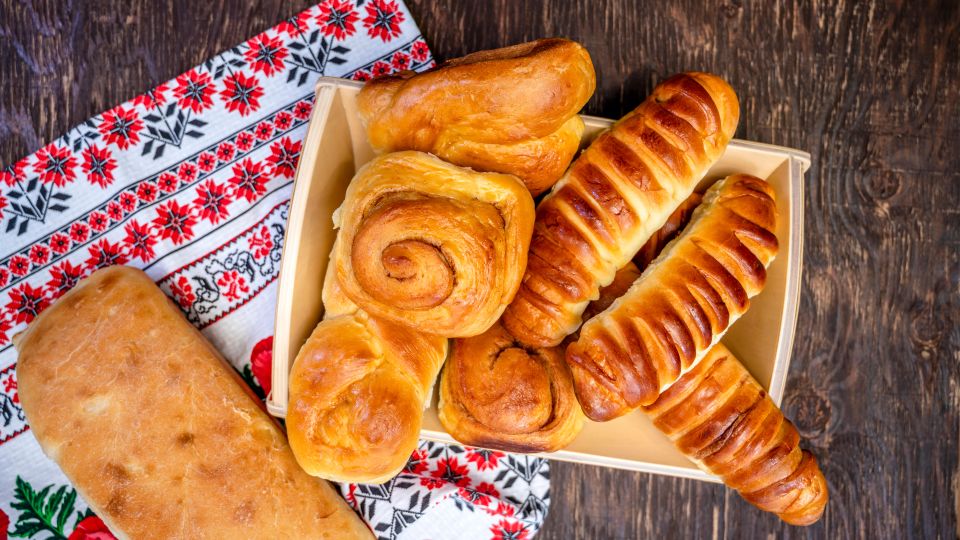 Зачем опытные повара варят булочки перед отправкой в духовку: результат удивит