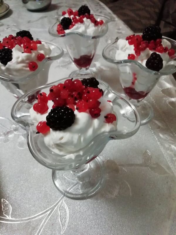 Нежный ягодный десерт с взбитыми сливками