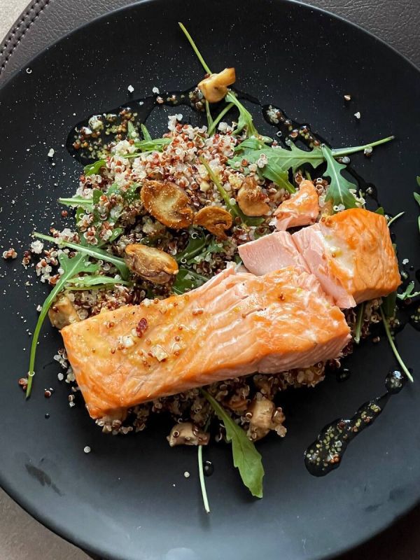 Нежный лосось на гриле с ароматными грибами и свежей рукколой
