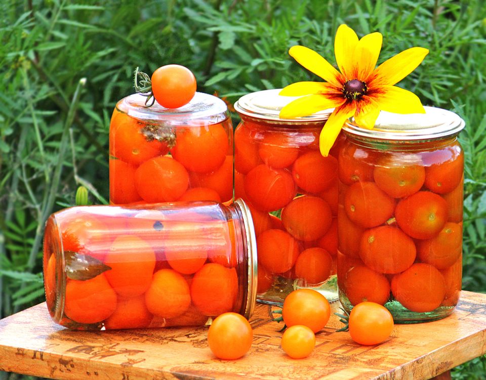 Целые маринованные черри: секретный прокол для сохранения вида и вкуса