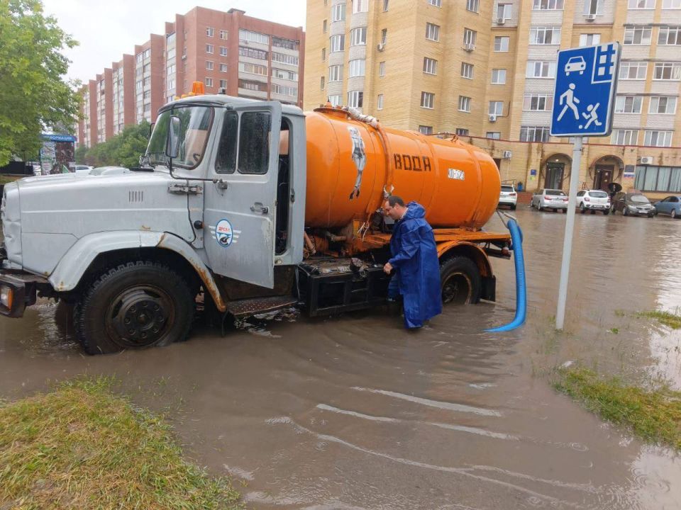 В Тюмени откачивают воду с затопленных улиц