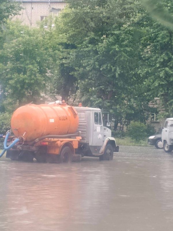 В Тюмени откачивают воду с затопленных улиц