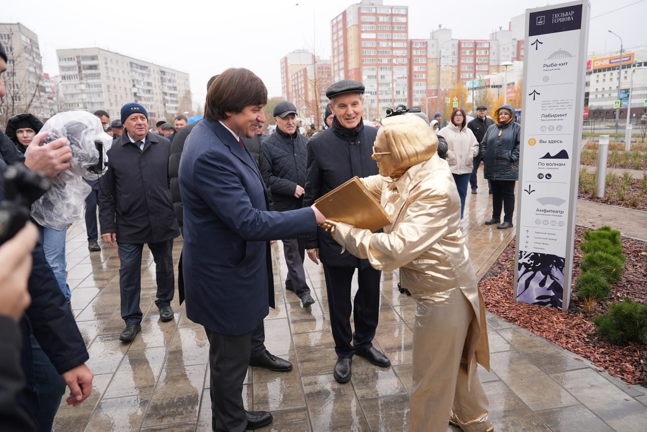 Максим Афанасьев: Сегодня в Заречном микрорайоне мы открыли новое общественное пространство – бульвар Петра Ершова, который создан по инициативе наших жителей в рамках реализации национального проекта «Инфраструктура для... Максим Афанасьев: Сегодня в Заречном микрорайоне мы открыли новое общественное пространство – бульвар Петра Ершова, который создан по инициативе наших жителей в рамках реализации национального проекта «Инфраструктура для...