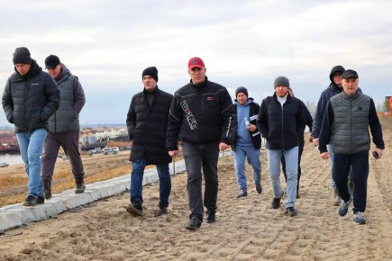 Глава города Тобольска Петр Вагин проверил ход работ на одном из ключевых объектов городской инфраструктуры – противопаводковой дамбе в микрорайоне Сумкино