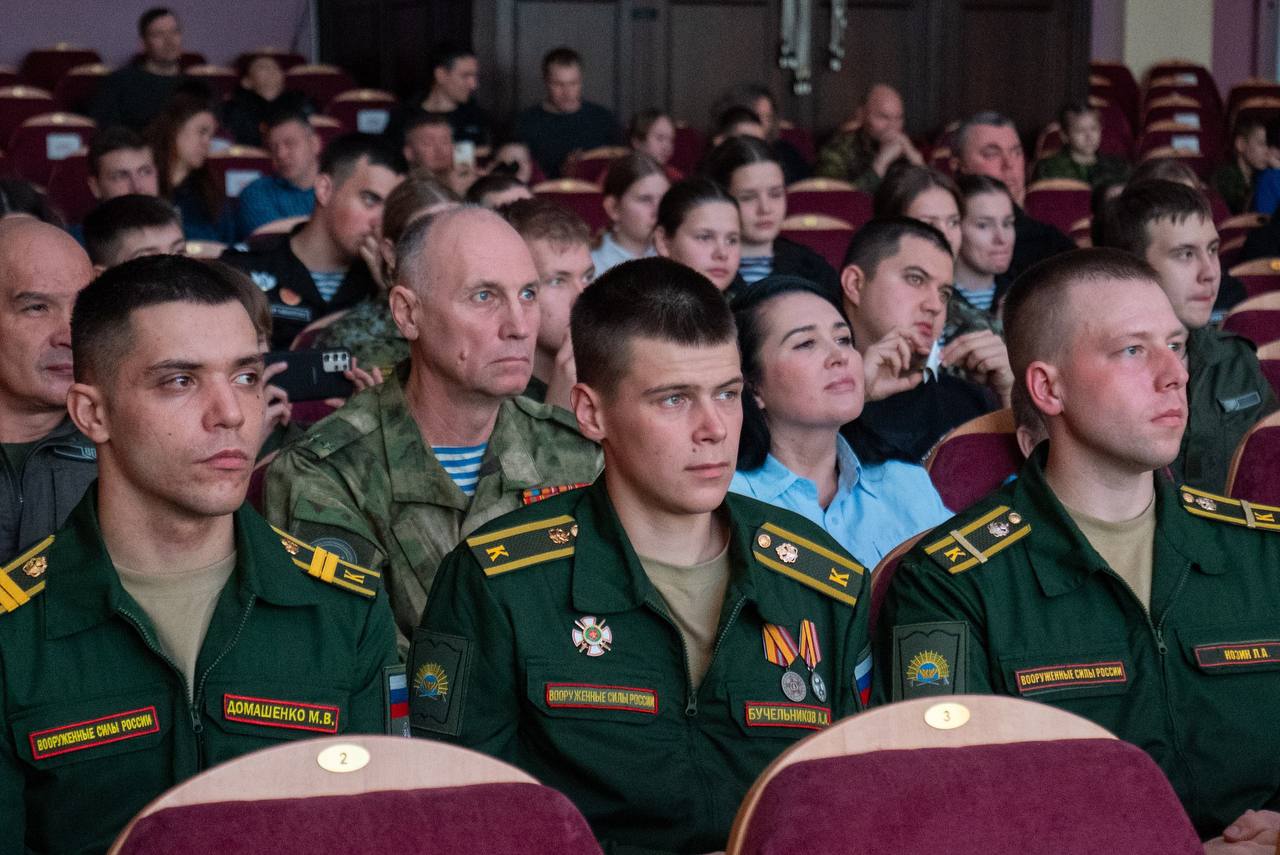 Молодежь Тюменской области встретилась с Героем РФ Сергеем Уженцевым Молодежь Тюменской области встретилась с Героем РФ Сергеем Уженцевым