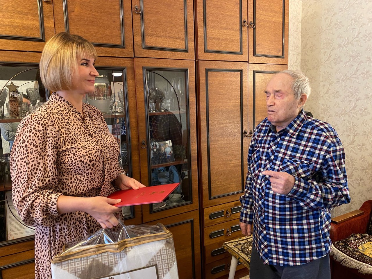В Восточном административном округе сегодня праздник: с 99-летием поздравляют почетного гражданина города Тюмени Бушина Николая Дмитриевича!