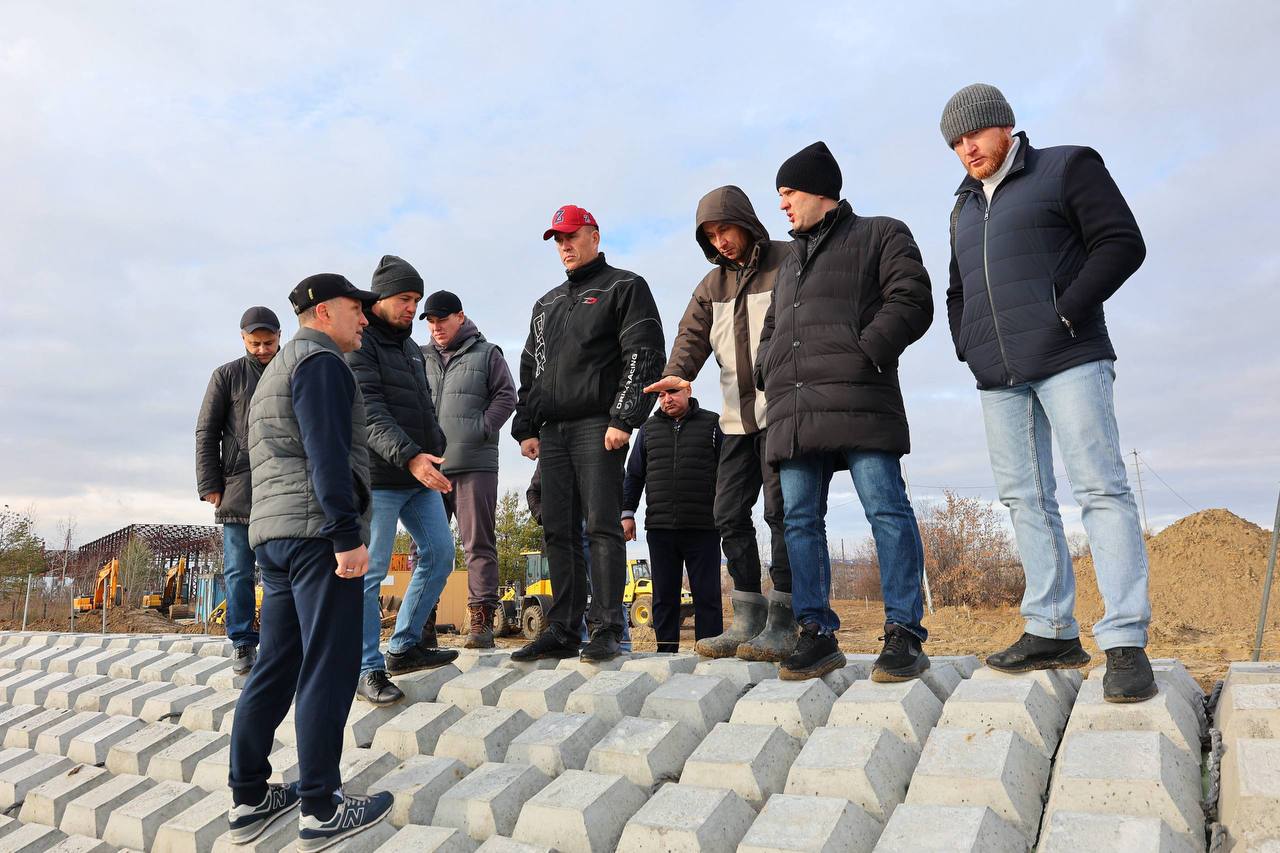 Глава города Тобольска Петр Вагин проверил ход работ на одном из ключевых объектов городской инфраструктуры – противопаводковой дамбе в микрорайоне Сумкино Глава города Тобольска Петр Вагин проверил ход работ на одном из ключевых объектов городской инфраструктуры – противопаводковой дамбе в микрорайоне Сумкино