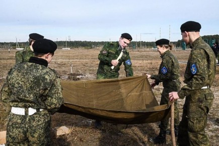 38 команд по пять человек в каждой участвуют в военно-спортивной игре "Штурм