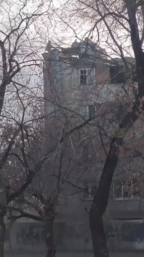 Пыль летит с крыши дома на Жуковского, 28 весь район, как в пустыне