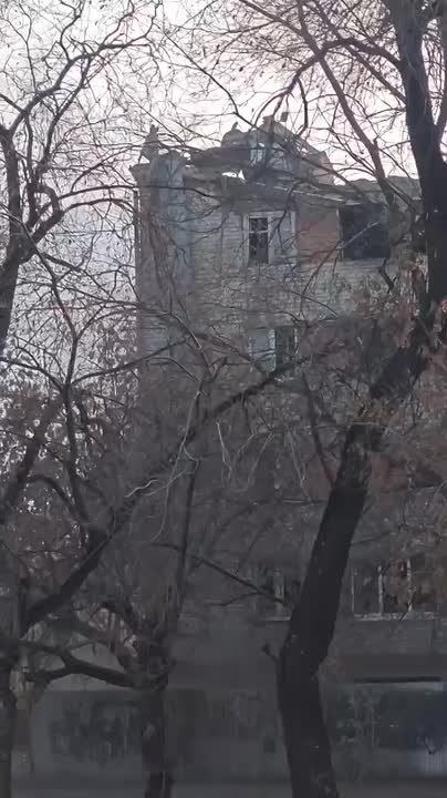 Пыль летит с крыши дома на Жуковского, 28 весь район, как в пустыне