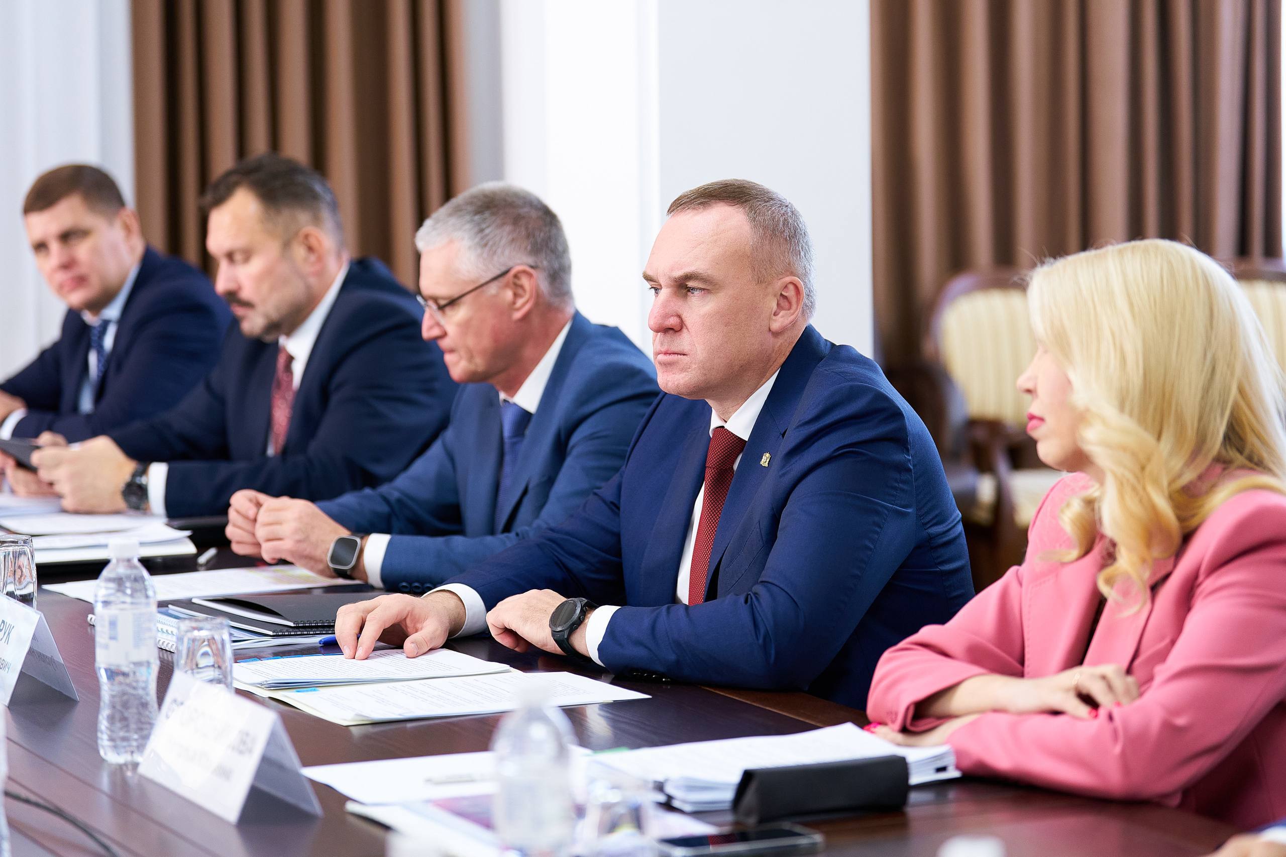 Руслан Кухарук: На рабочей встрече с вице-президентом ПАО АФК «Система» Сергеем Викторовичем Семкиным и представителями компаний, которые входят в состав корпорации, обсудили совместные проекты развития автономного округа в... Руслан Кухарук: На рабочей встрече с вице-президентом ПАО АФК «Система» Сергеем Викторовичем Семкиным и представителями компаний, которые входят в состав корпорации, обсудили совместные проекты развития автономного округа в...