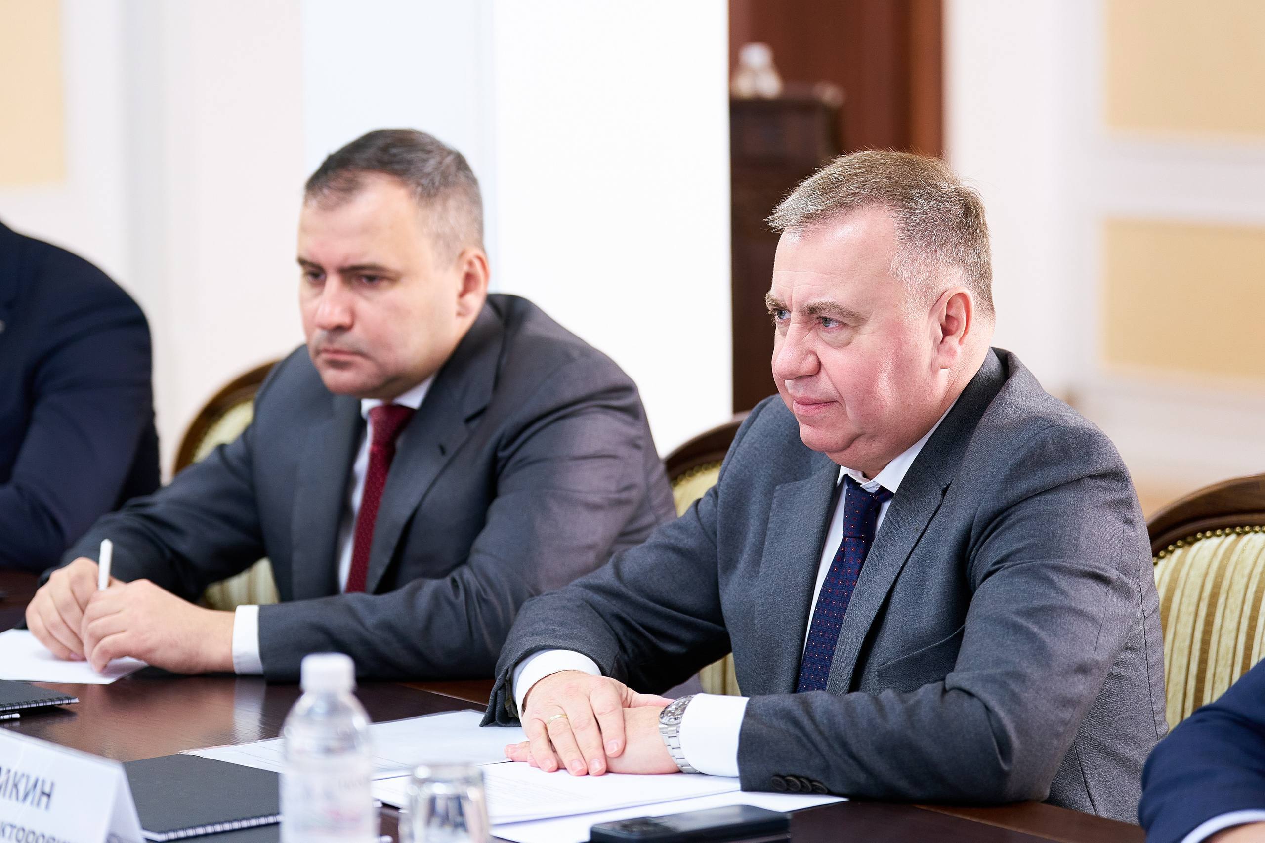 Руслан Кухарук: На рабочей встрече с вице-президентом ПАО АФК «Система» Сергеем Викторовичем Семкиным и представителями компаний, которые входят в состав корпорации, обсудили совместные проекты развития автономного округа в... Руслан Кухарук: На рабочей встрече с вице-президентом ПАО АФК «Система» Сергеем Викторовичем Семкиным и представителями компаний, которые входят в состав корпорации, обсудили совместные проекты развития автономного округа в...
