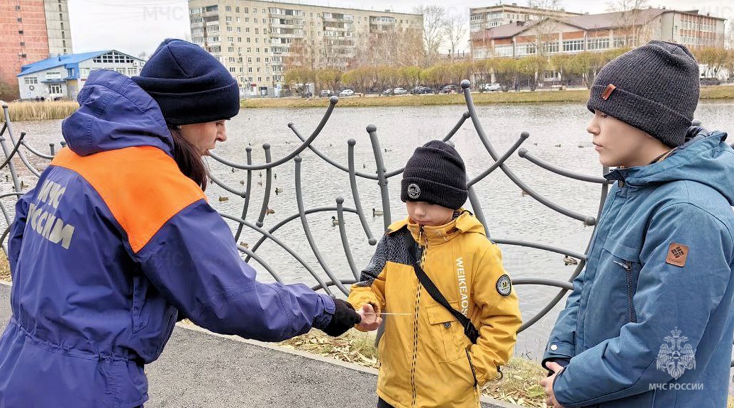О безопасности детей на каникулах напоминают сотрудники МЧС России по Тюменской области О безопасности детей на каникулах напоминают сотрудники МЧС России по Тюменской области