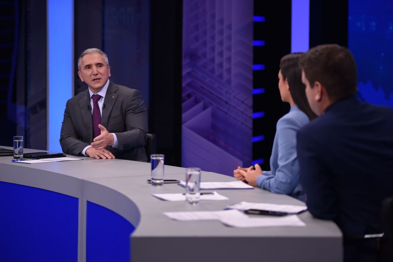 Александр Моор проводит традиционную прямую линию с жителями Тюменской области