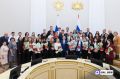 Глава региона Александр Моор торжественно вручил удостоверения именным стипендиатам