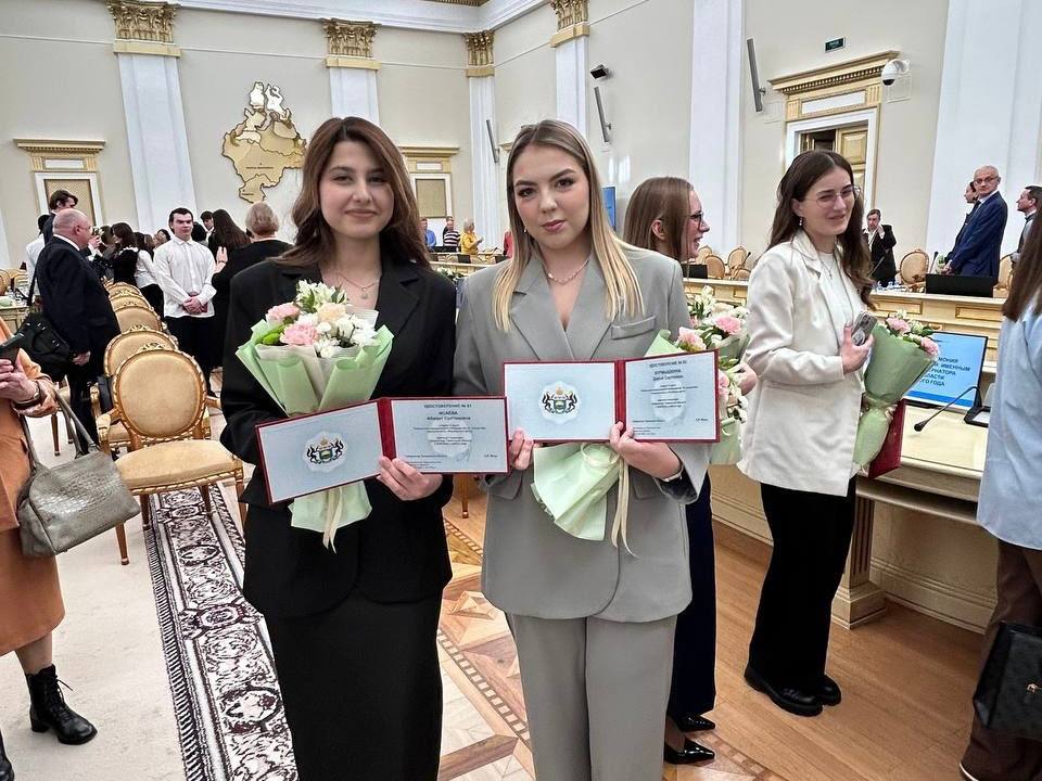 Глава региона Александр Моор торжественно вручил удостоверения именным стипендиатам Глава региона Александр Моор торжественно вручил удостоверения именным стипендиатам