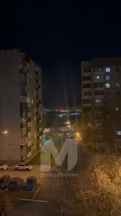 Горит знатно. Читатели продолжают делиться кадрами с места ЧП