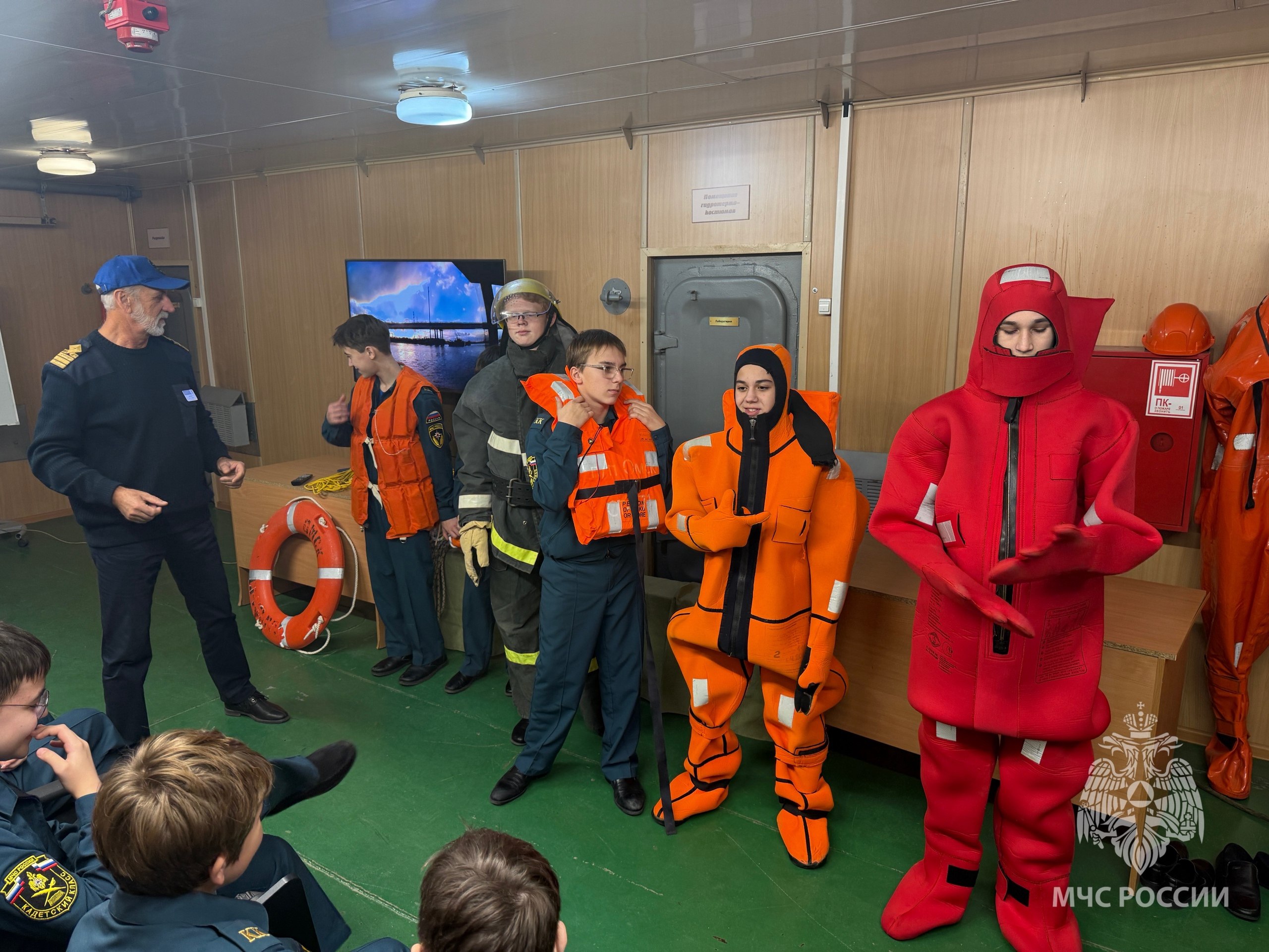 Для кадетов МЧС России привычная среда — пожарно-спасательные части Для кадетов МЧС России привычная среда — пожарно-спасательные части