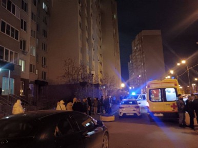 В Тюмени из окна многоэтажки на Николая Зелинского, 23 выпала молодая девушка