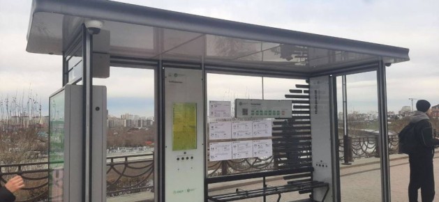 Мольбы тюменцев услышали власти города: специалисты Тюменьгортранса разместили аншлаги с расписанием маршрутов и остановками по маршруту на остановках «Тюменский драматический театр» и «Набережная»