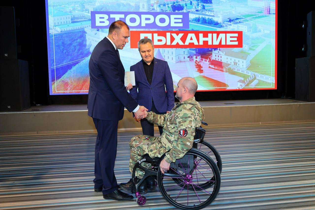 Глава города Тобольска Петр Вагин вручил свидетельства о профессии водителя участникам специальной военной операции, которые, несмотря на полученные ранения, проявили мужество и силу духа, чтобы вернуться к полноценной жизни... Глава города Тобольска Петр Вагин вручил свидетельства о профессии водителя участникам специальной военной операции, которые, несмотря на полученные ранения, проявили мужество и силу духа, чтобы вернуться к полноценной жизни...