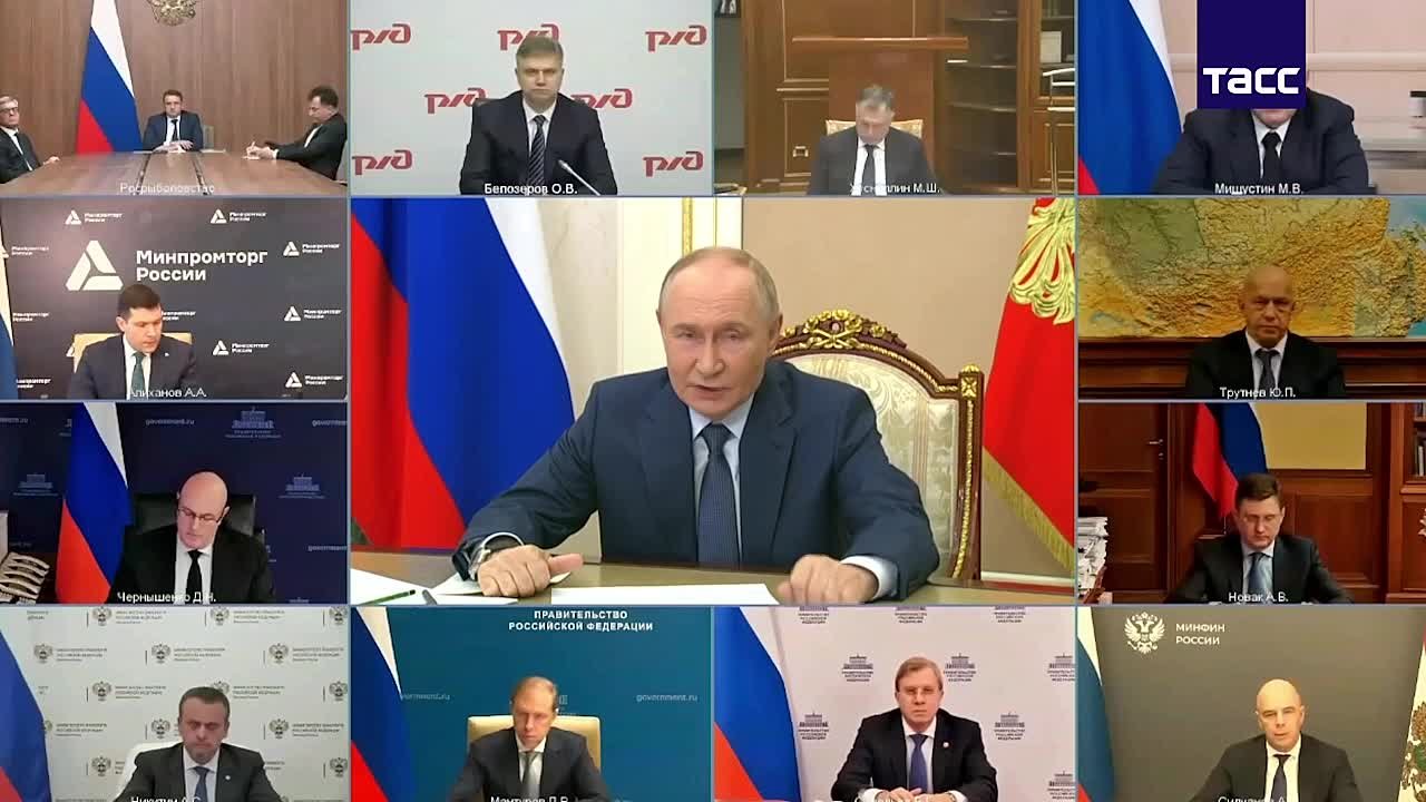 Россияне пока едят недостаточно рыбы и морепродуктов, заявил Владимир Путин