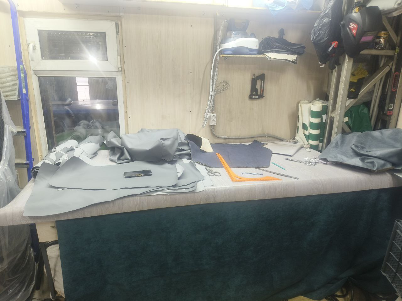 Перевозчик обновляет сиденья Перевозчик обновляет сиденья