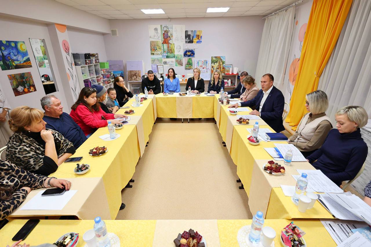 Сегодня в социальной гостиной в микрорайоне Иртышский глава города Тобольска Петр Вагин провел встречу с семьями военнослужащих, погибших в ходе специальной военной операции