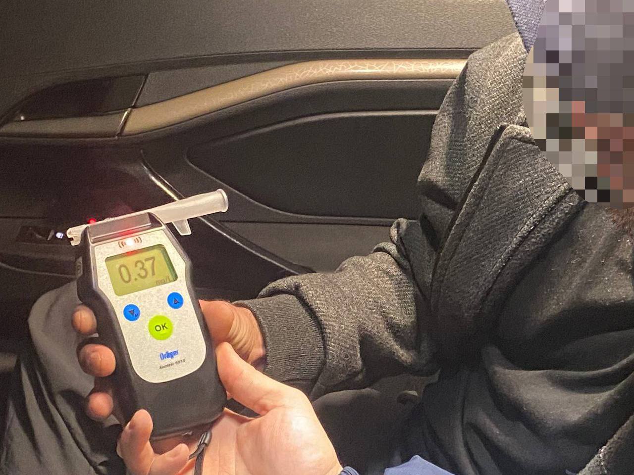 Показания алкотестера у 37-летнего автомобилиста составили 0,37 мг алкоголя на литр выдыхаемого воздуха Показания алкотестера у 37-летнего автомобилиста составили 0,37 мг алкоголя на литр выдыхаемого воздуха