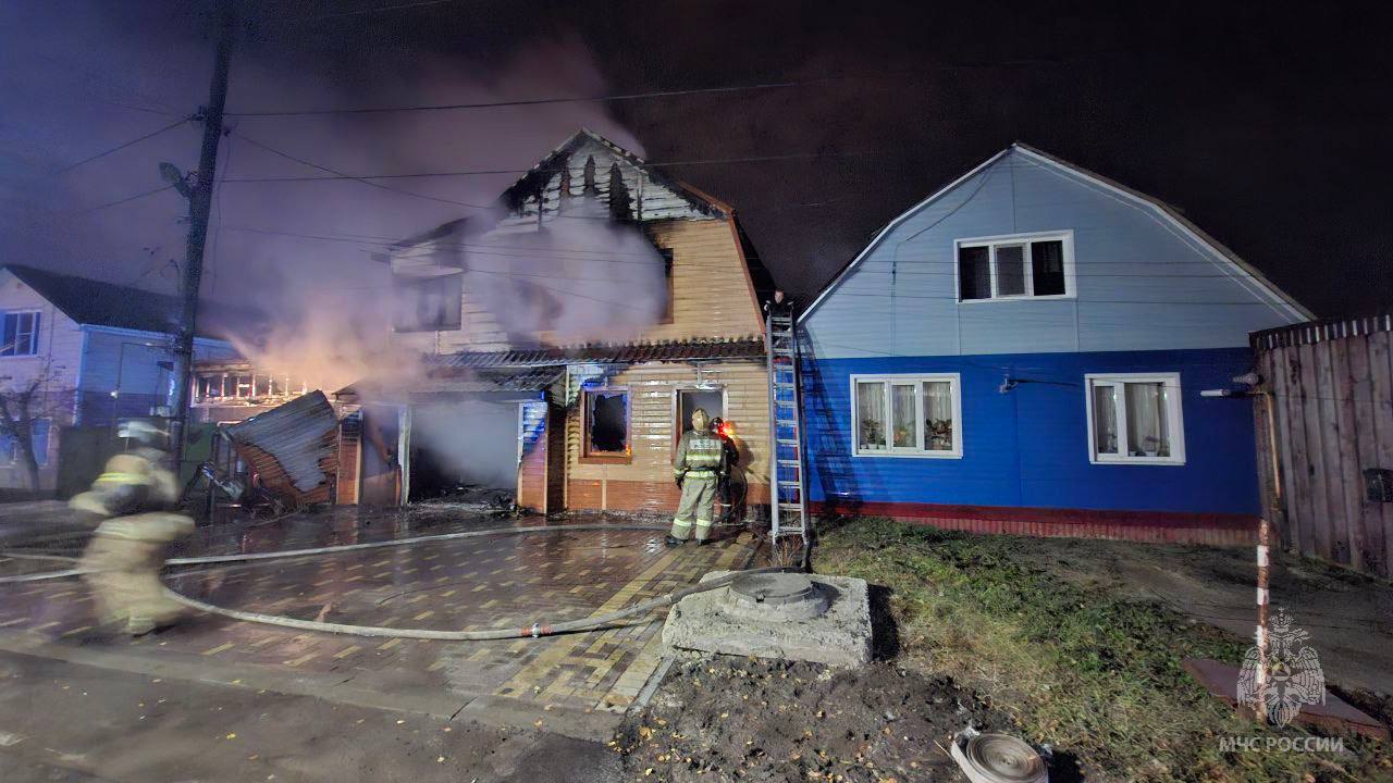 В Тюмени на Депутатской улице произошел пожар в частном доме В Тюмени на Депутатской улице произошел пожар в частном доме