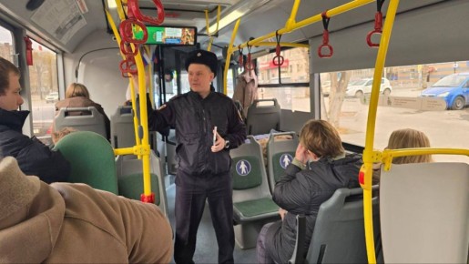 Сотрудники Госавтоинспекции проводят в салонах маршрутных автобусов инструктажи безопасности