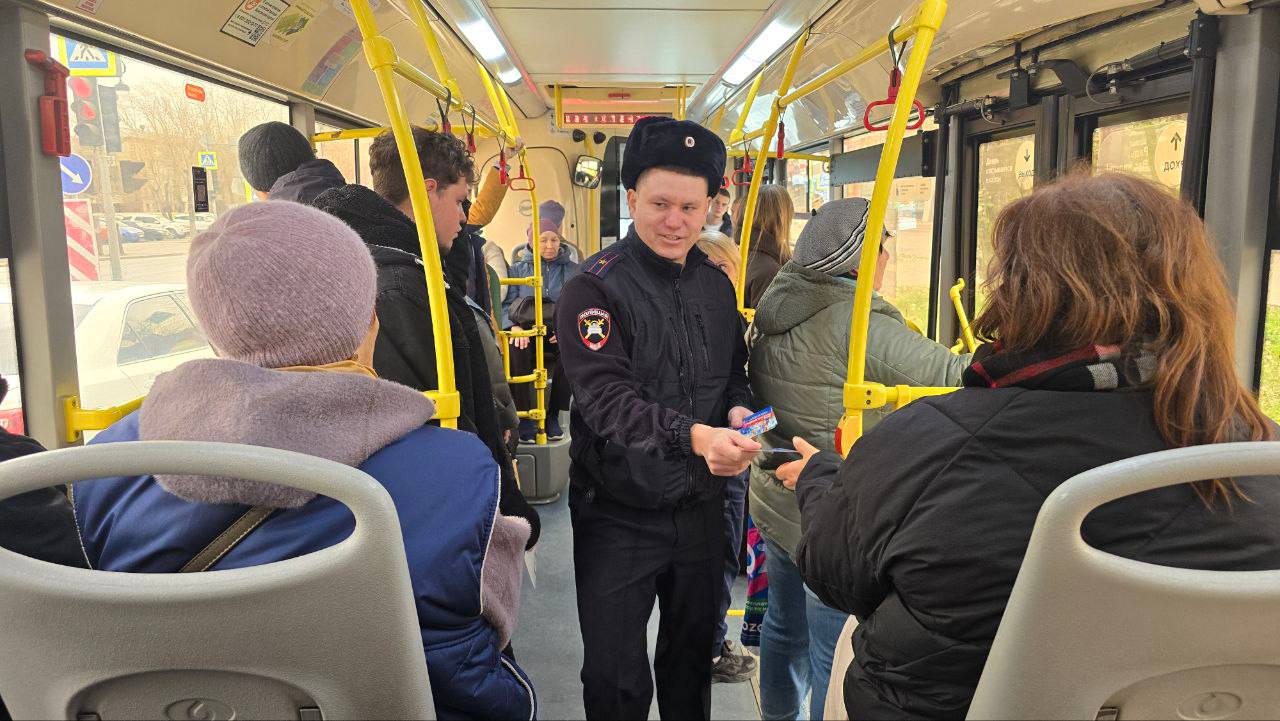Сотрудники Госавтоинспекции проводят в салонах маршрутных автобусов инструктажи безопасности Сотрудники Госавтоинспекции проводят в салонах маршрутных автобусов инструктажи безопасности