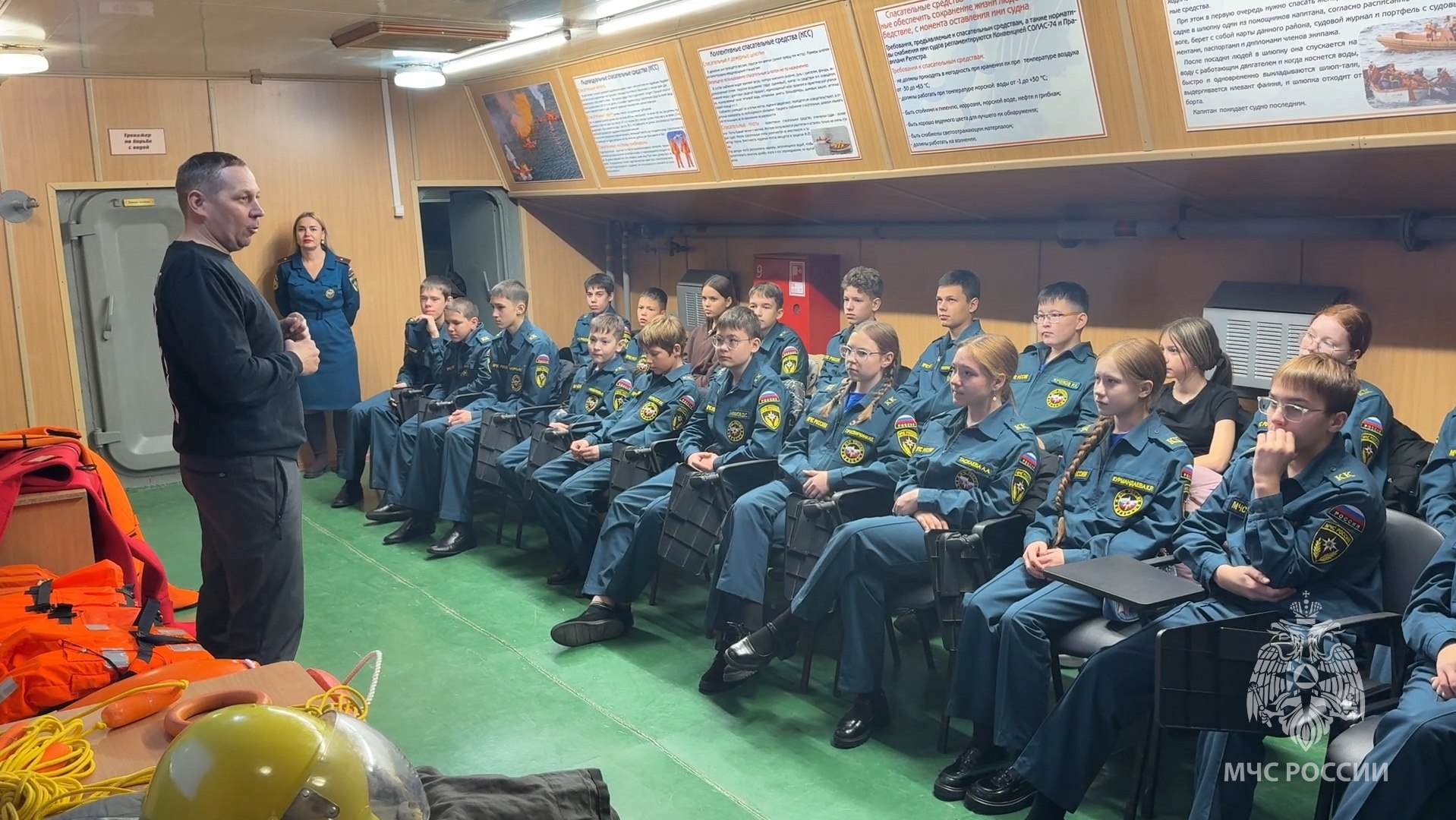 Для кадетов МЧС России привычная среда — пожарно-спасательные части Для кадетов МЧС России привычная среда — пожарно-спасательные части