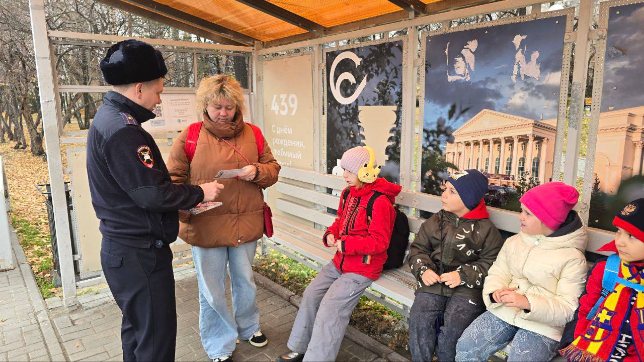 Сотрудники Госавтоинспекции проводят в салонах маршрутных автобусов инструктажи безопасности Сотрудники Госавтоинспекции проводят в салонах маршрутных автобусов инструктажи безопасности