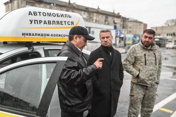 Автомобиль с ручным управлением передали в ДОСААФ в Тюмени для обучения ветеранов СВО Автомобиль с ручным управлением передали в ДОСААФ в Тюмени для обучения ветеранов СВО