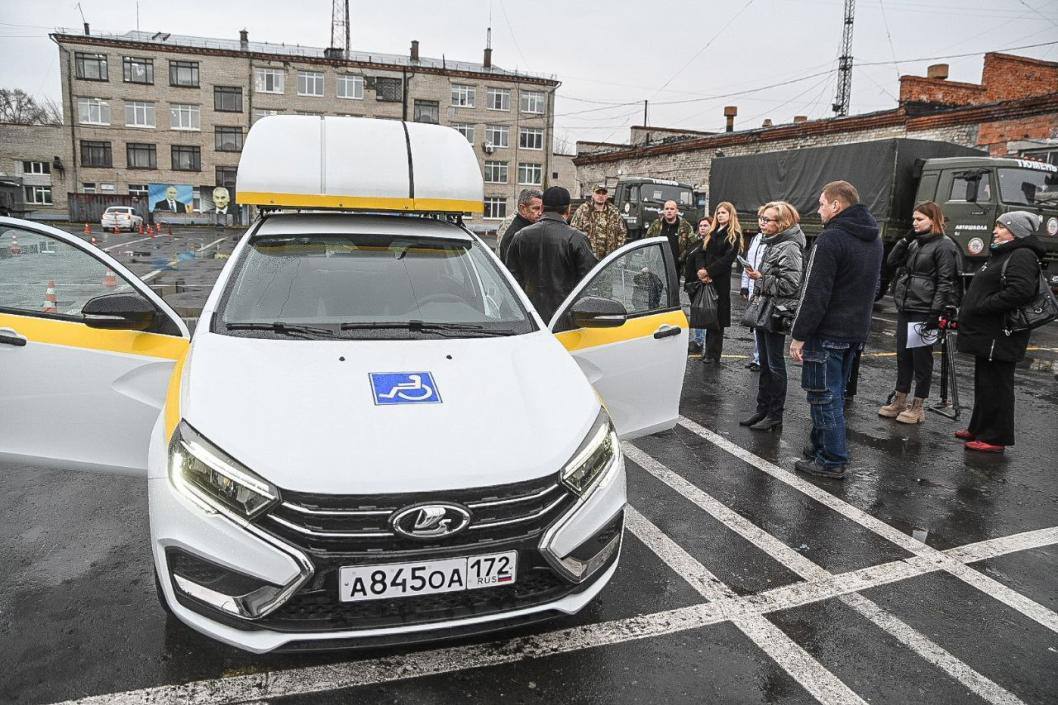 Автомобиль с ручным управлением передали в ДОСААФ в Тюмени для обучения ветеранов СВО Автомобиль с ручным управлением передали в ДОСААФ в Тюмени для обучения ветеранов СВО
