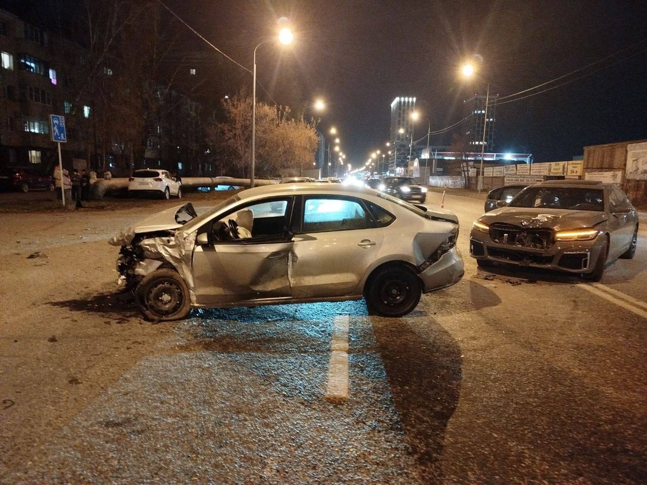 Сразу 3 авто столкнулось минувшим вечером в Тюмени на Ветеранов труда