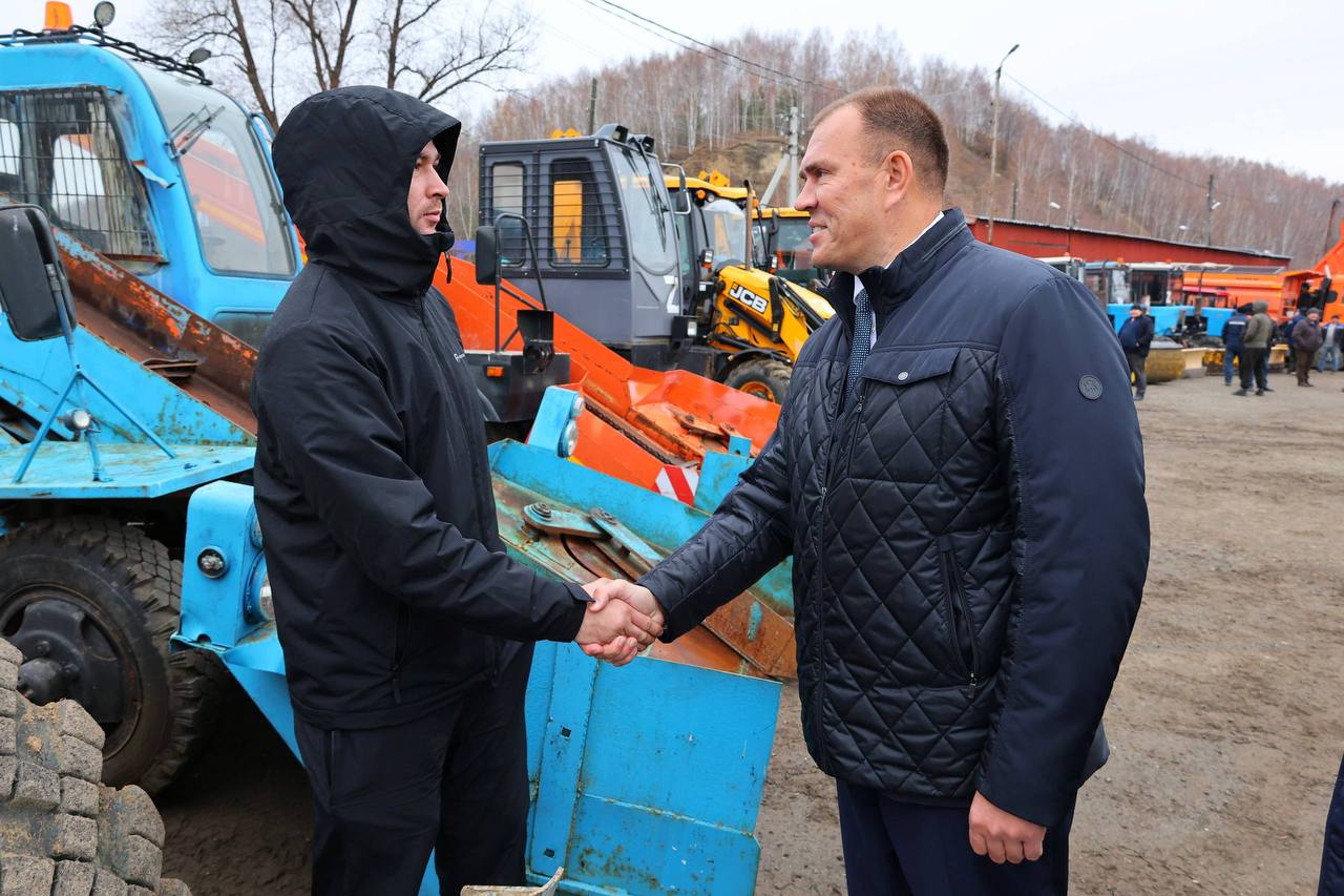 Глава города Тобольска Петр Вагин сегодня проверил готовность коммунальных служб к зимнему периоду и обеспечению чистоты и безопасности городских улиц в условиях обильных снегопадов и низких температур Глава города Тобольска Петр Вагин сегодня проверил готовность коммунальных служб к зимнему периоду и обеспечению чистоты и безопасности городских улиц в условиях обильных снегопадов и низких температур