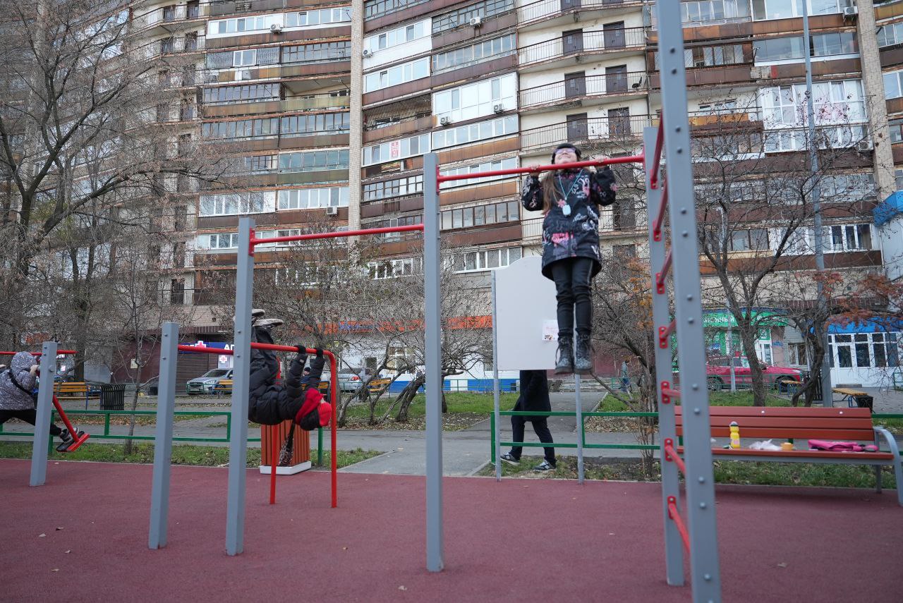 Благоустройство детской площадки, расположенной возле дома № 92 по улице Республики, завершено Благоустройство детской площадки, расположенной возле дома № 92 по улице Республики, завершено