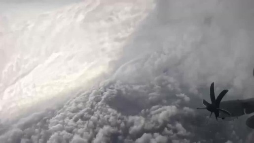 Американский пилот пролетел через сердце мощного урагана