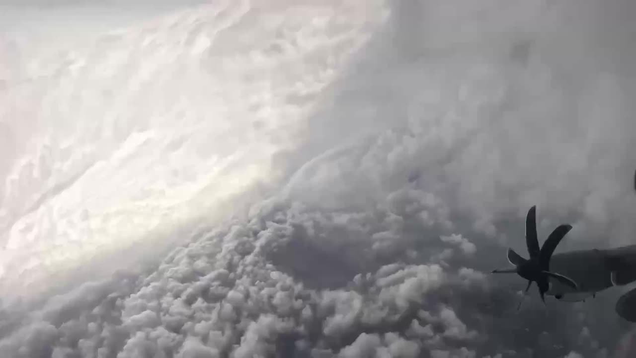 Американский пилот пролетел через сердце мощного урагана