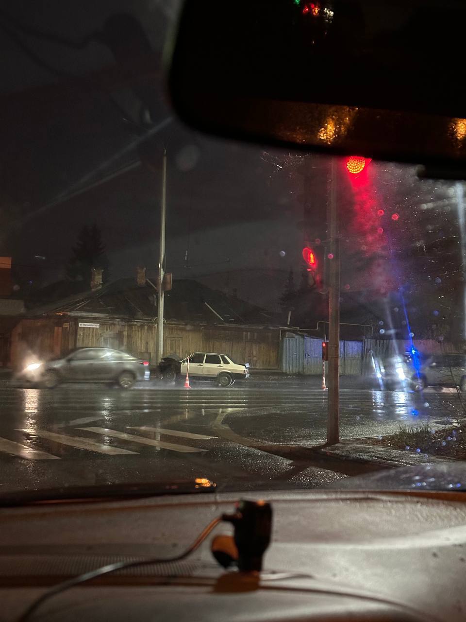 Тюменец оставил раненую девушку в легковушке, на которой они влетели в столб на Перекопской